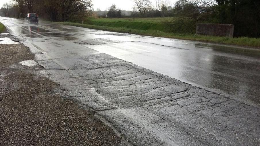 Per i suoi quattro chilometri e passa di lunghezza l’asfalto di via del Rogio si presenta in condizioni pessime