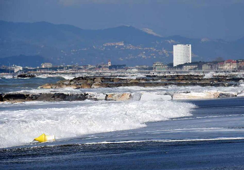 La mareggiata arriva fino alle cabine e qualche bagno a Pasqua non aprirà 
