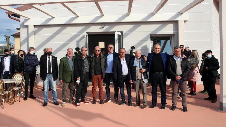 Il sindaco, il vicesindaco e i vertici provinciali Figc all’inaugurazione dell’area ristoro (Foto Nucci)