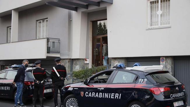 Tenta di uccidere moglie nella caserma dei carabinieri, bloccato