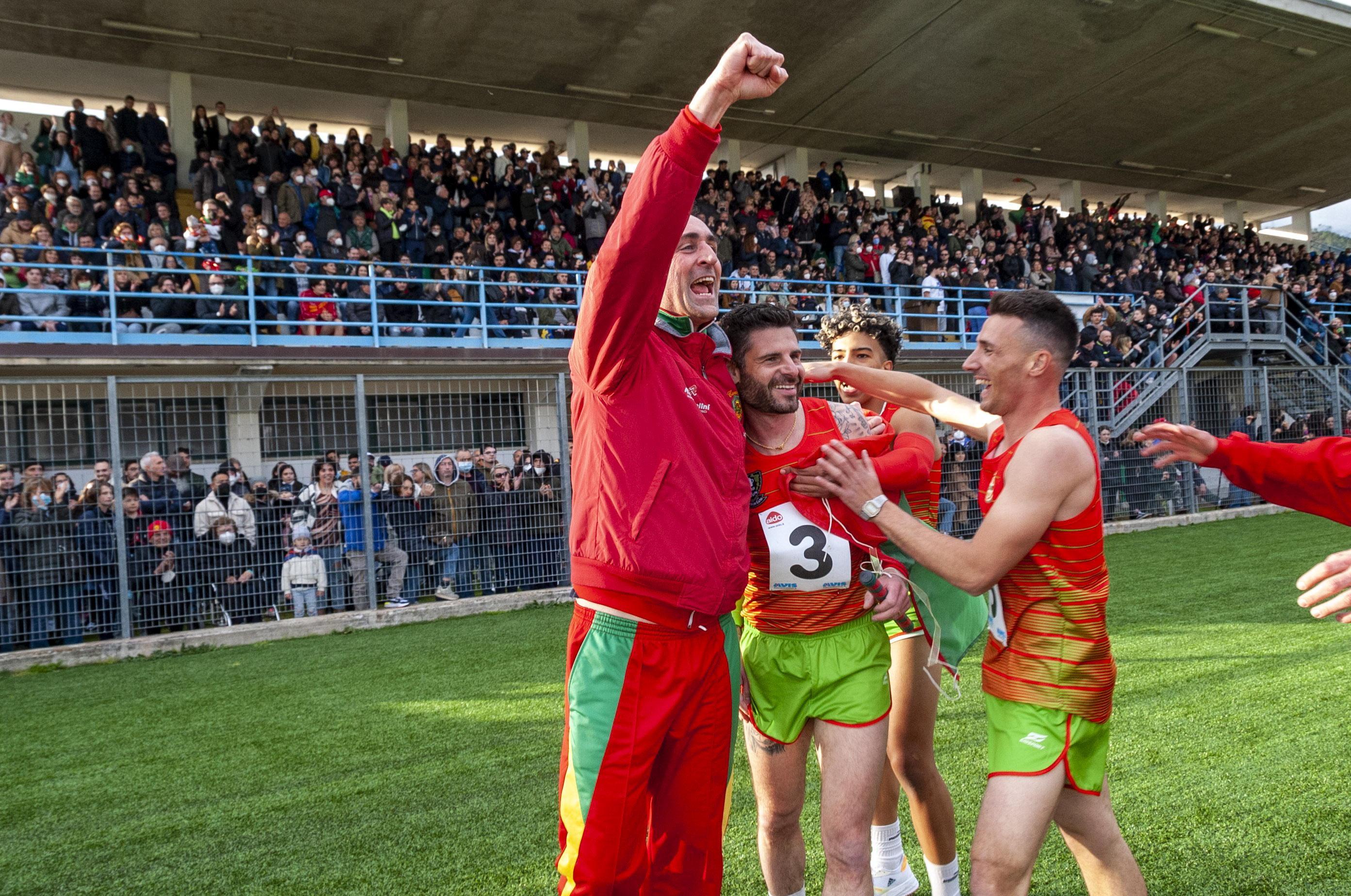 La festa alla fine della staffetta degli atleti della contrada della Lucertola all’interno dello stadio