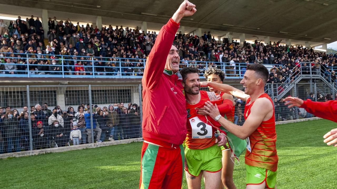 La festa alla fine della staffetta degli atleti della contrada della Lucertola all’interno dello stadio