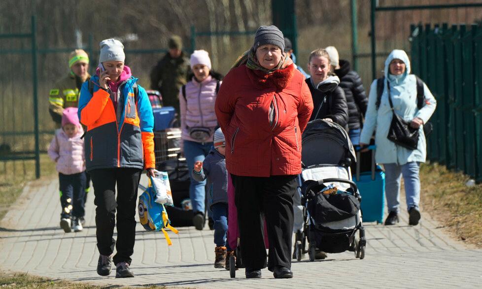 Profughi ucraini in arrivo al confine con la Polonia