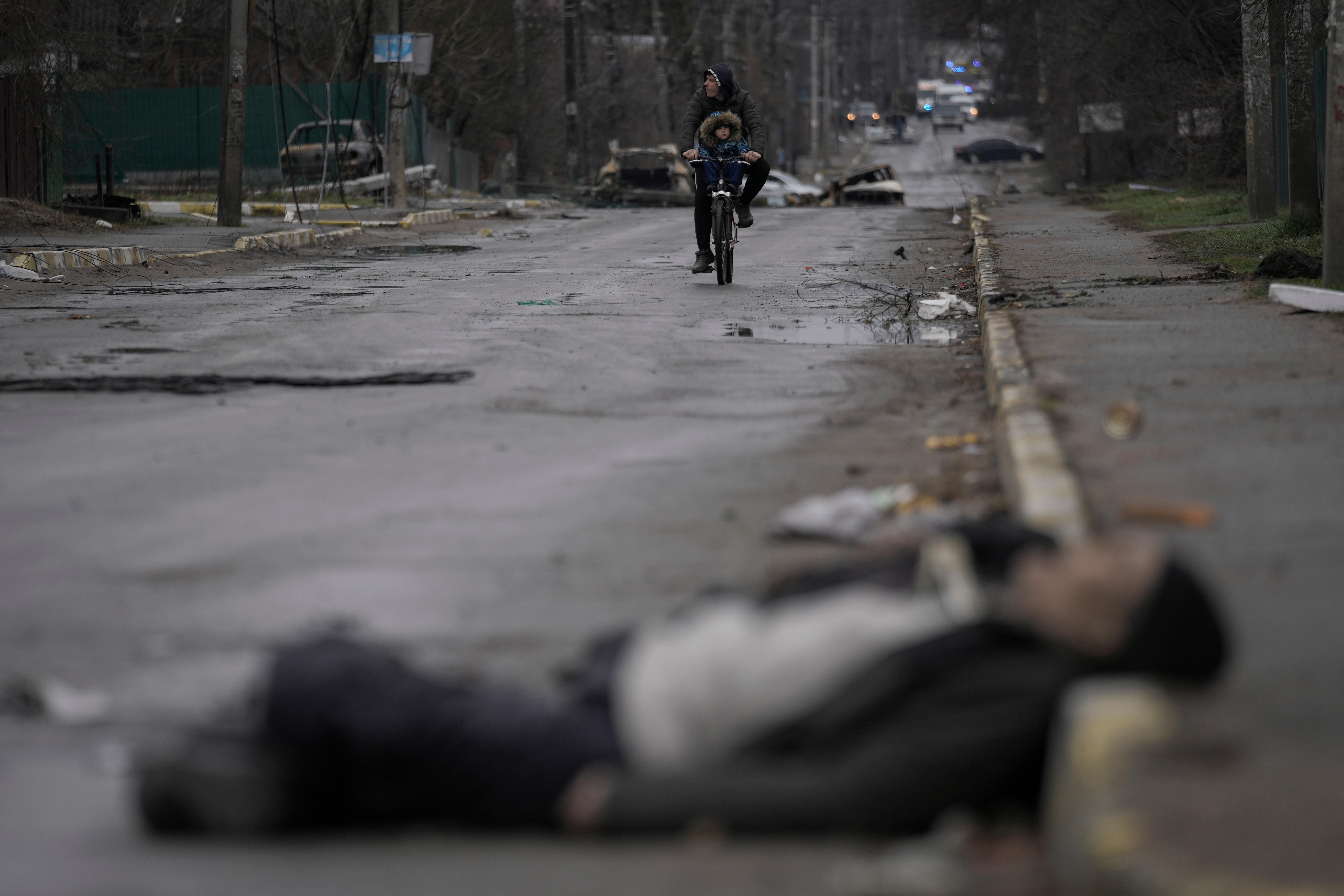 L'orrore della guerra in Ucraina: cittadini morti per le strade