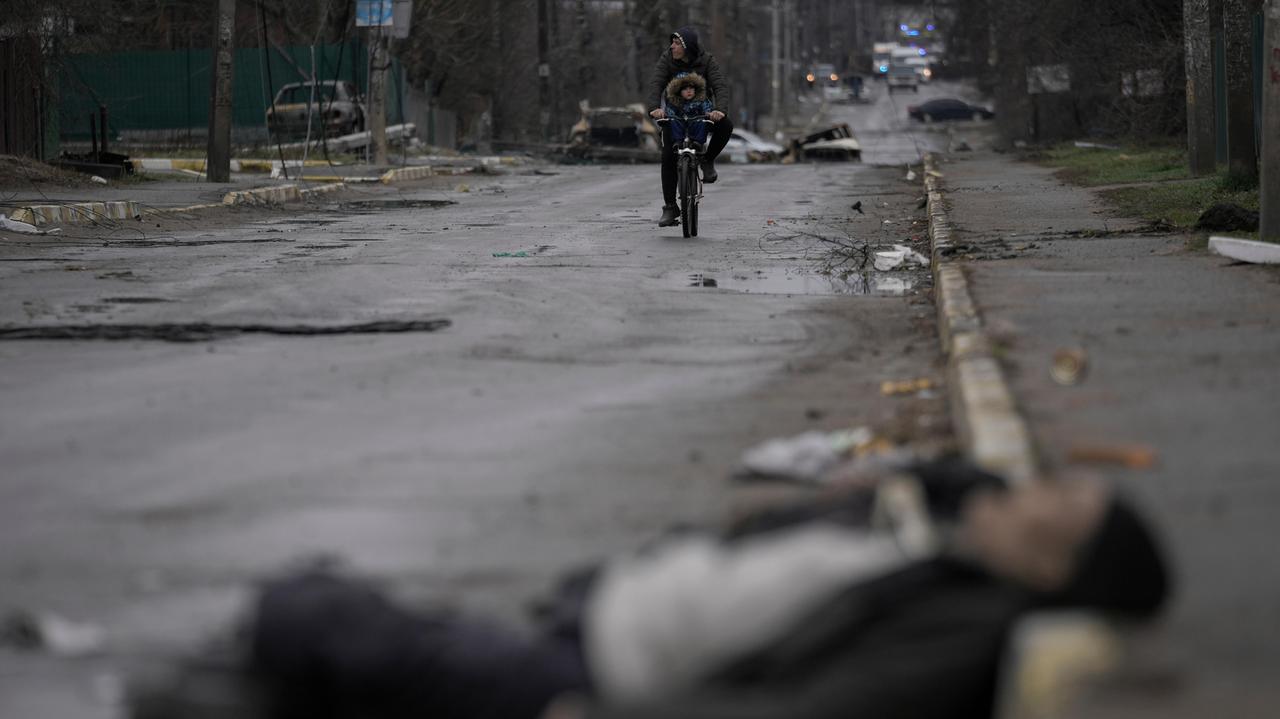 L'orrore della guerra in Ucraina: cittadini morti per le strade