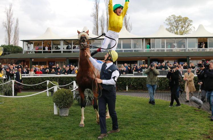 Cronaca di un trionfo annunciato: Frankie Dettori ha appena vinto il premio “Pisa” e regala il suo salto al folto pubblico di San Rossore