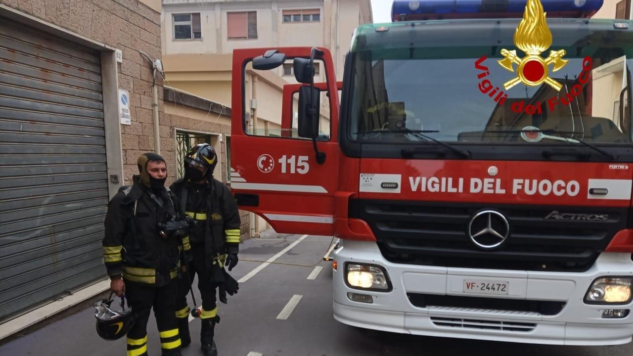 Sassari, incendio in un appartamento in via Sardegna: salvata una donna 