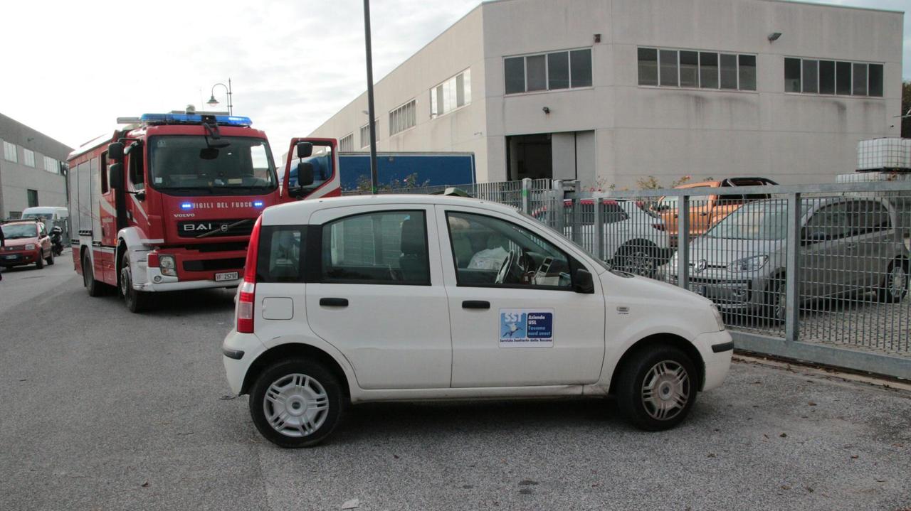 Marina di Pietrasanta, operaio cade da un ponteggio alto due metri: è grave
