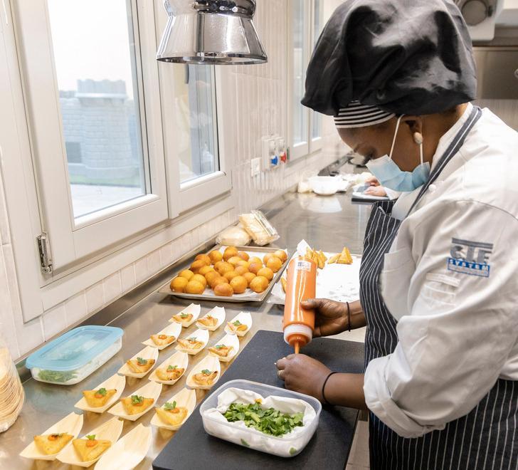 A Modena apre Roots, ristorante di cucine dal mondo che racconta storie di migranti 