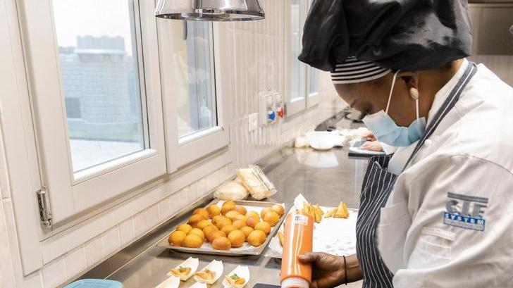 A Modena apre Roots, ristorante di cucine dal mondo che racconta storie di migranti