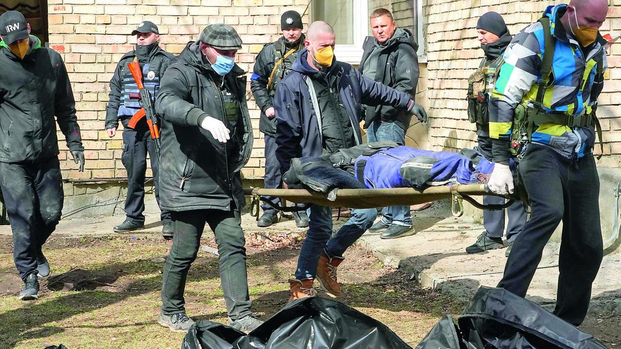 Soldati e cittadini rimuovono i cadaveri dalle strade e dalle case di Bucha