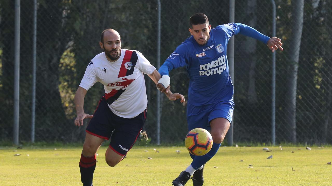 Youssef Ouaden (a destra) durante un'azione di gioco