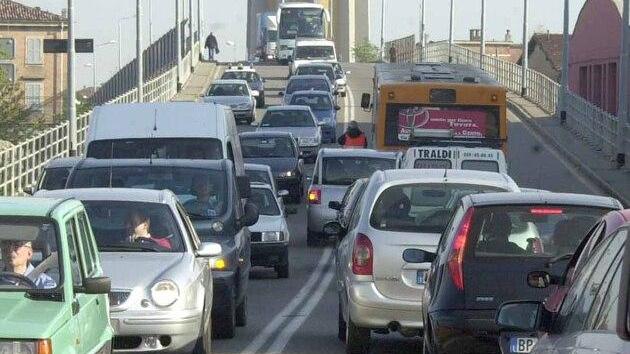 Viabilità a Modena. Il caso: corse, sgasate, inversioni La dura vita dei pedoni in viale Ciro Menotti