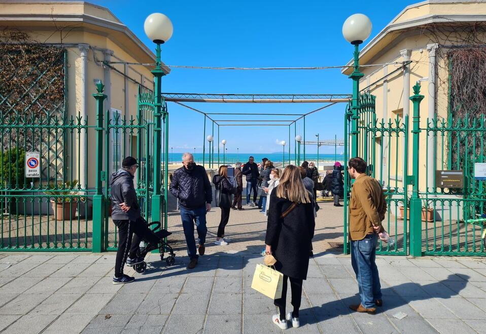 Le file all’esterno dei Bagni Pancaldi Acquaviva nella mattinata di ieri