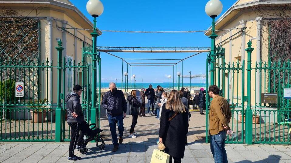 Le file all’esterno dei Bagni Pancaldi Acquaviva nella mattinata di ieri