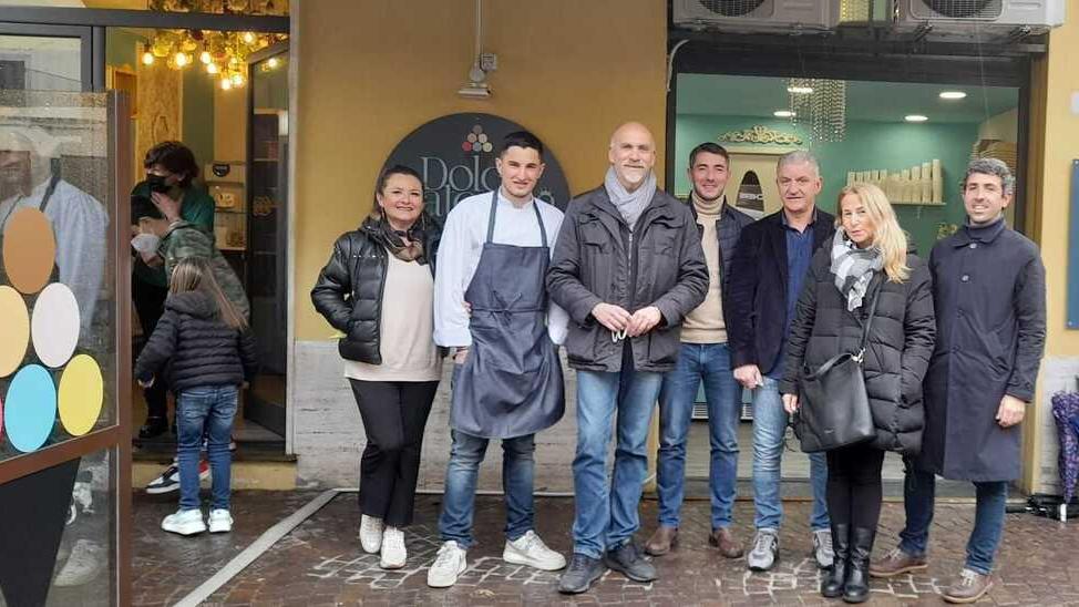 L’inaugurazione della nuova attività in piazza Cavour, al numero 16