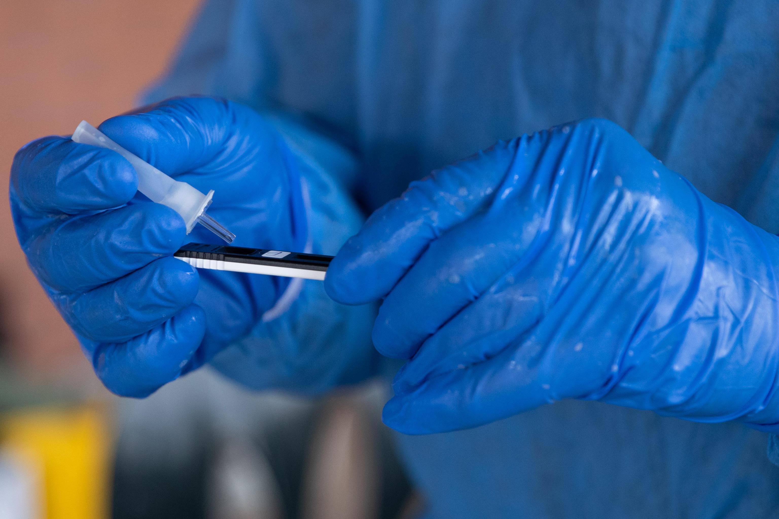 Stop tamponi gratis in farmacia e su Lucca scoppia il caos 