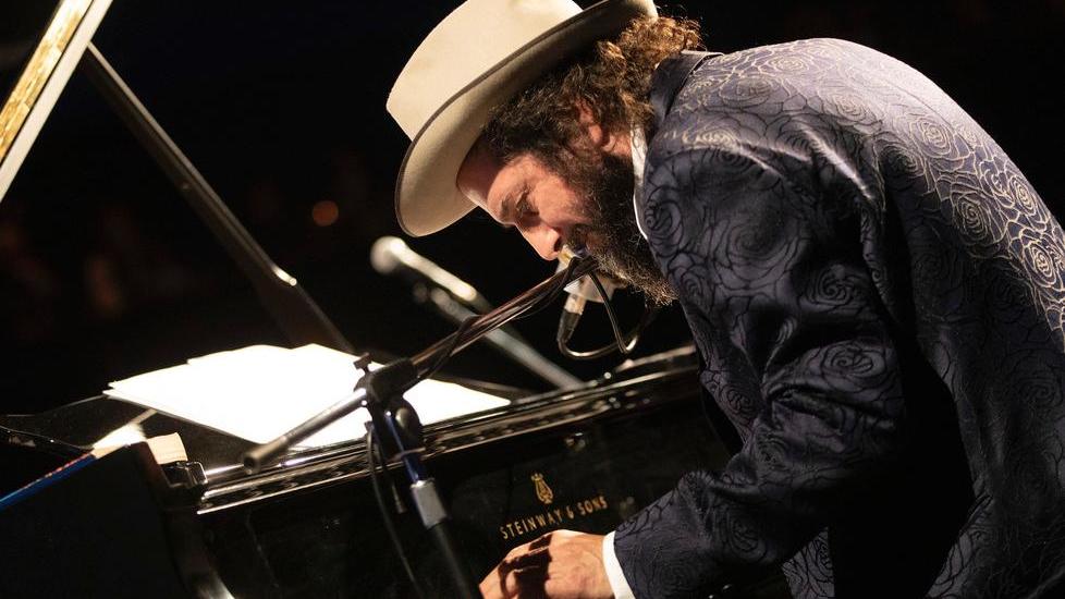 Capossela, viaggio all’inizio degli anni ’90: «Amo Ferrara e i suoi luoghi metafisici»