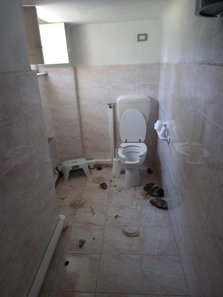 Porte e vetri rotti, vandali alla Villa della Rinchiostra a Massa