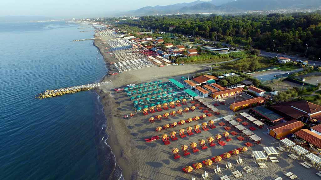 Pasqua alle porte, i balneari apuani cercano personale: ecco le figure più richieste
