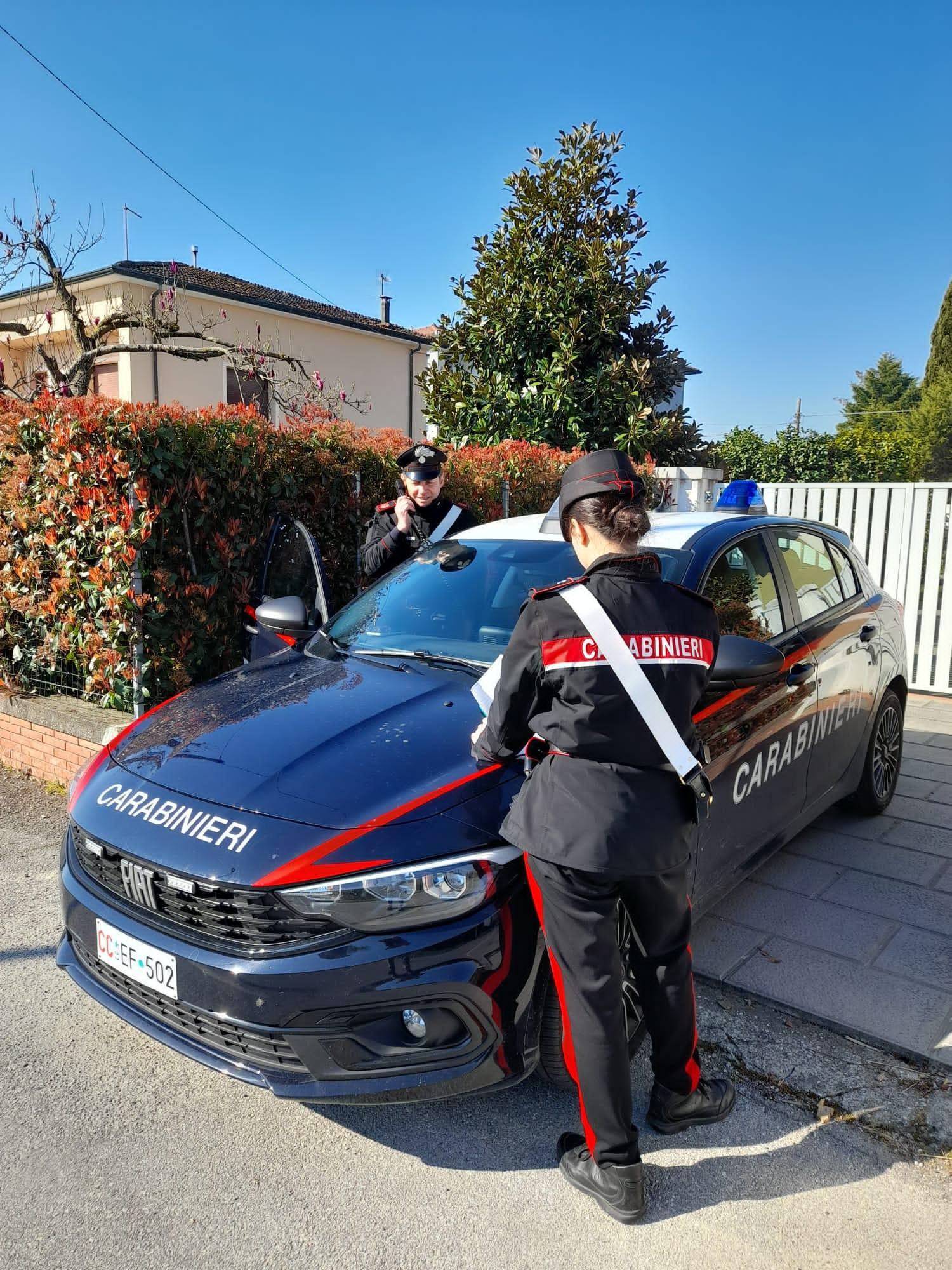 Furto in casa, fuggono e feriscono un carabiniere: un arresto a Altopascio