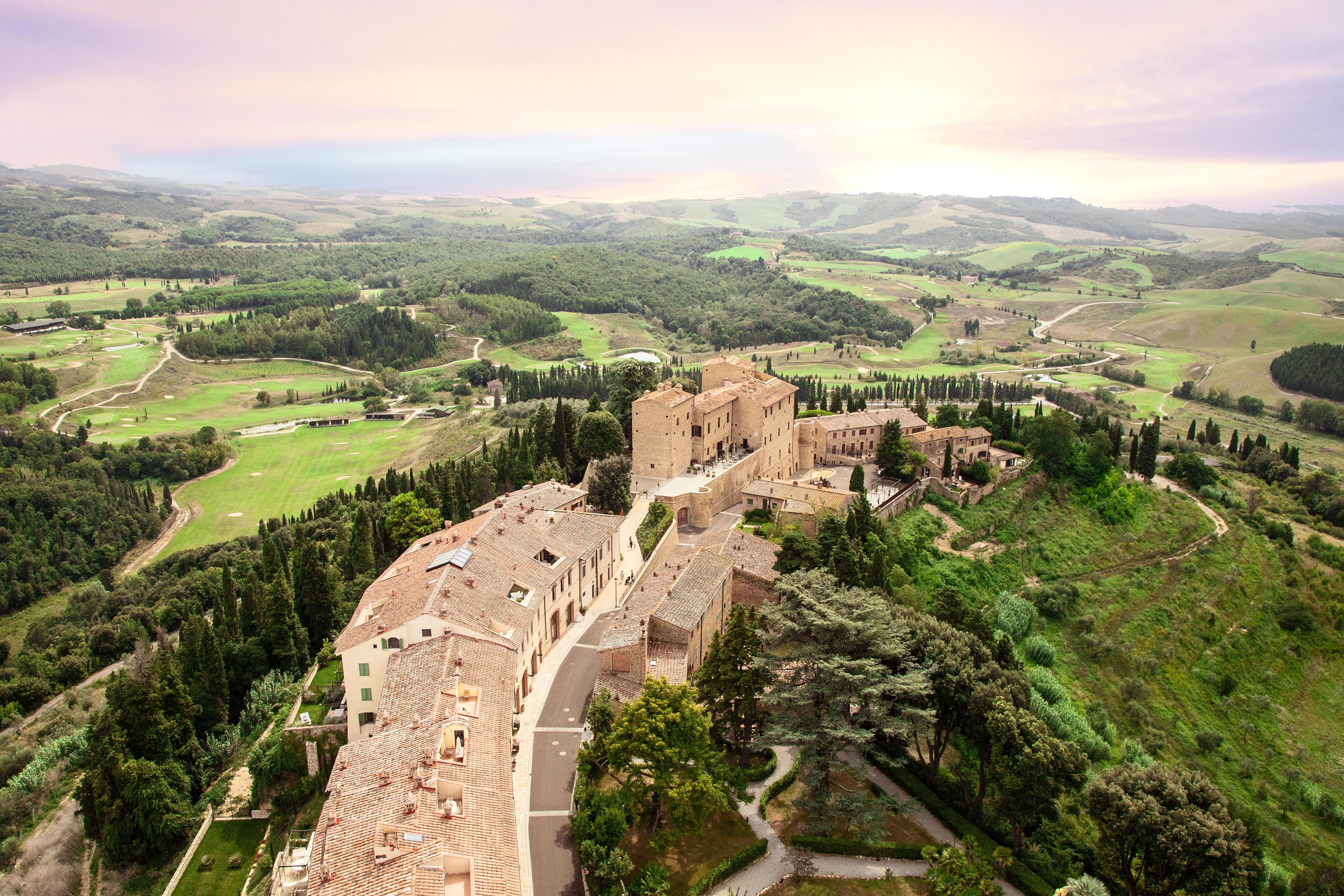Una veduta dall'alto del borgo di Castelfalfi
