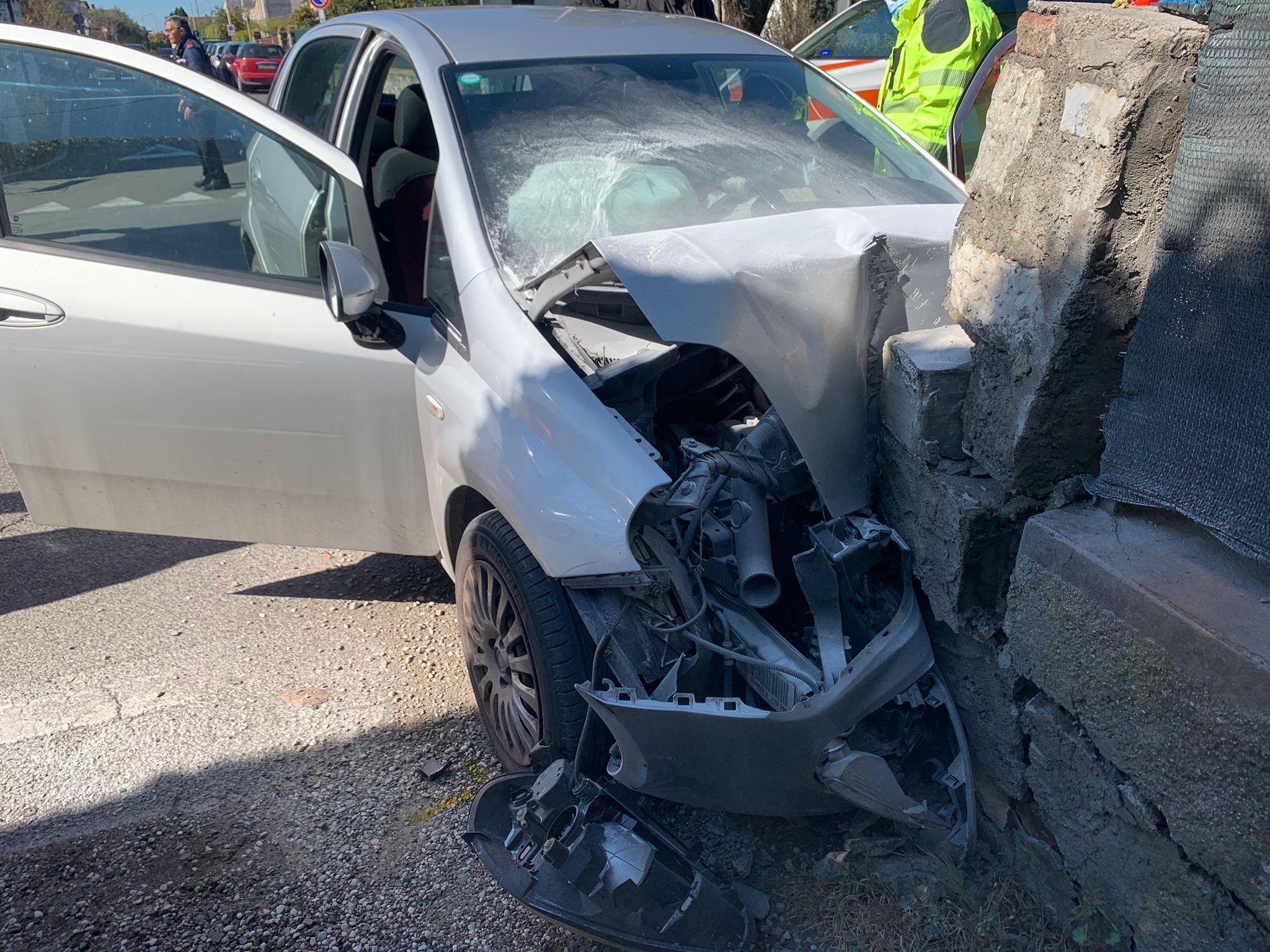 Querceta, si sente male in auto, buca lo stop e si schianta contro un muretto: ferito sessantasettenne 