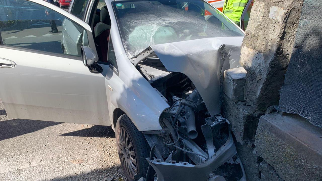 Querceta, si sente male in auto, buca lo stop e si schianta contro un muretto: ferito sessantasettenne