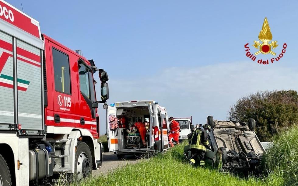 Sestu, auto finisce in cunetta: feriti due bimbi e due donne 