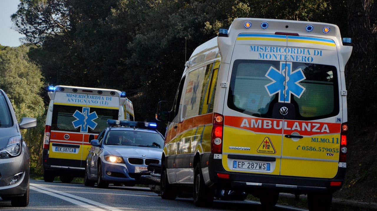 Due ambulanze e la polizia di Stato (foto d'archivio)