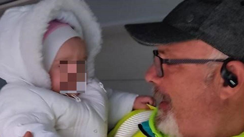 l volontario Giuseppe Laiolo con in braccio una bambina ucraina