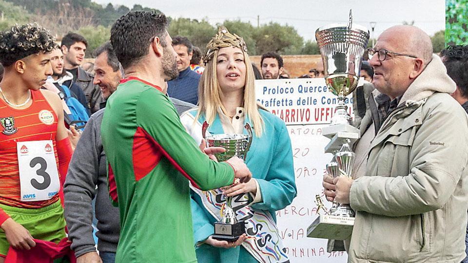 Il sindaco Lorenzo Alessandrini premia i vincitori, a destra la partenza della gara e il presidente della Pro Loco Gianluca Ceragioli