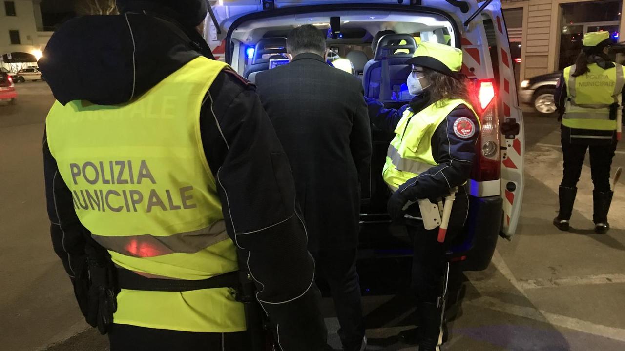 In stato di ebbrezza provoca incidente, ritiro patente e sequestro dell'auto