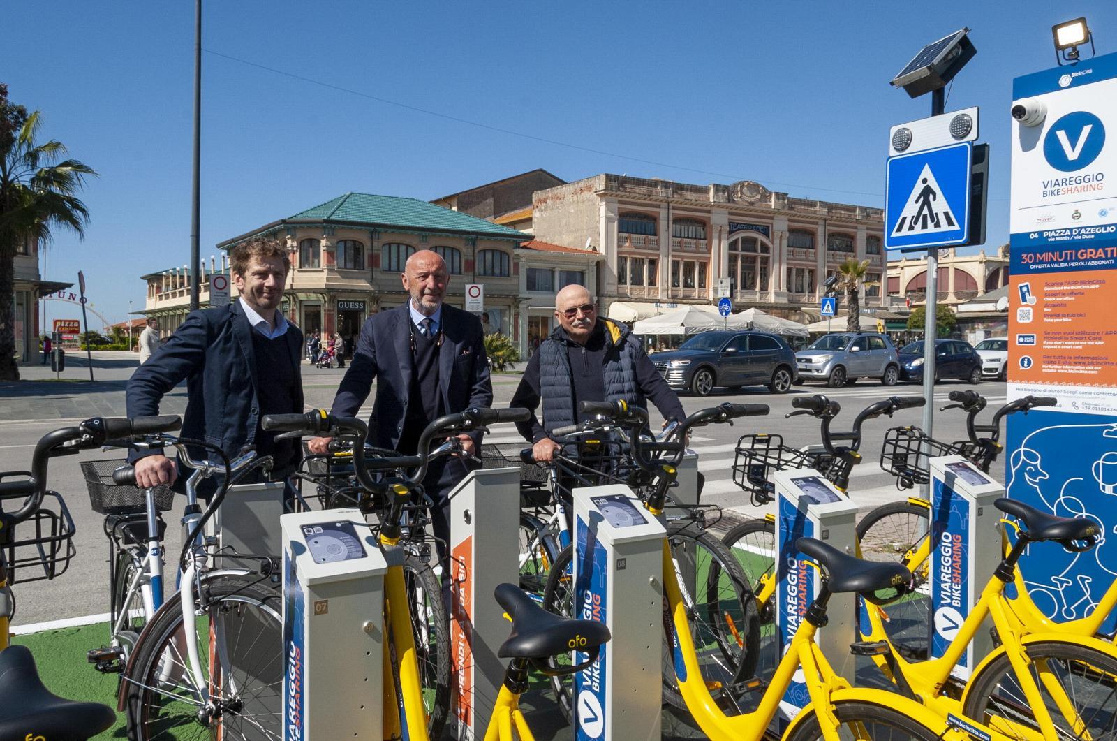 La presentazione del bike sharing a Viareggio (Foto Paglianti)