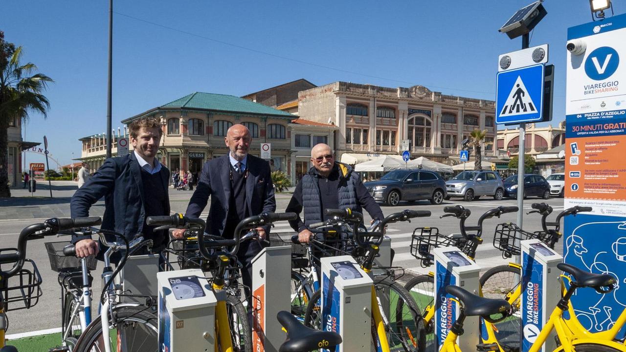 La presentazione del bike sharing a Viareggio (Foto Paglianti)
