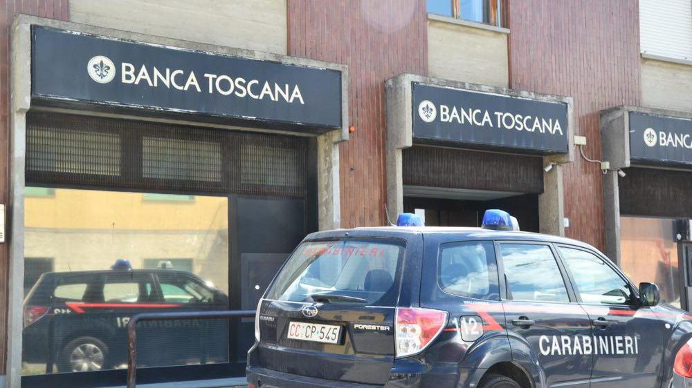 I carabinieri davanti alla banca