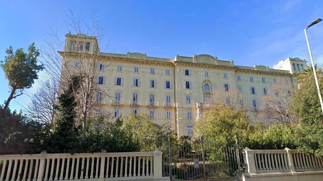 La facciata principale dell’ex Grand Hotel Corallo costruito nel 1910 su progetto di Angiolo Badaloni