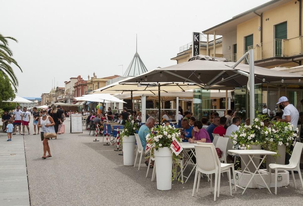 In Versilia addio al suolo pubblico gratuito per i locali, ora i ristoratori sperano nei bonus 