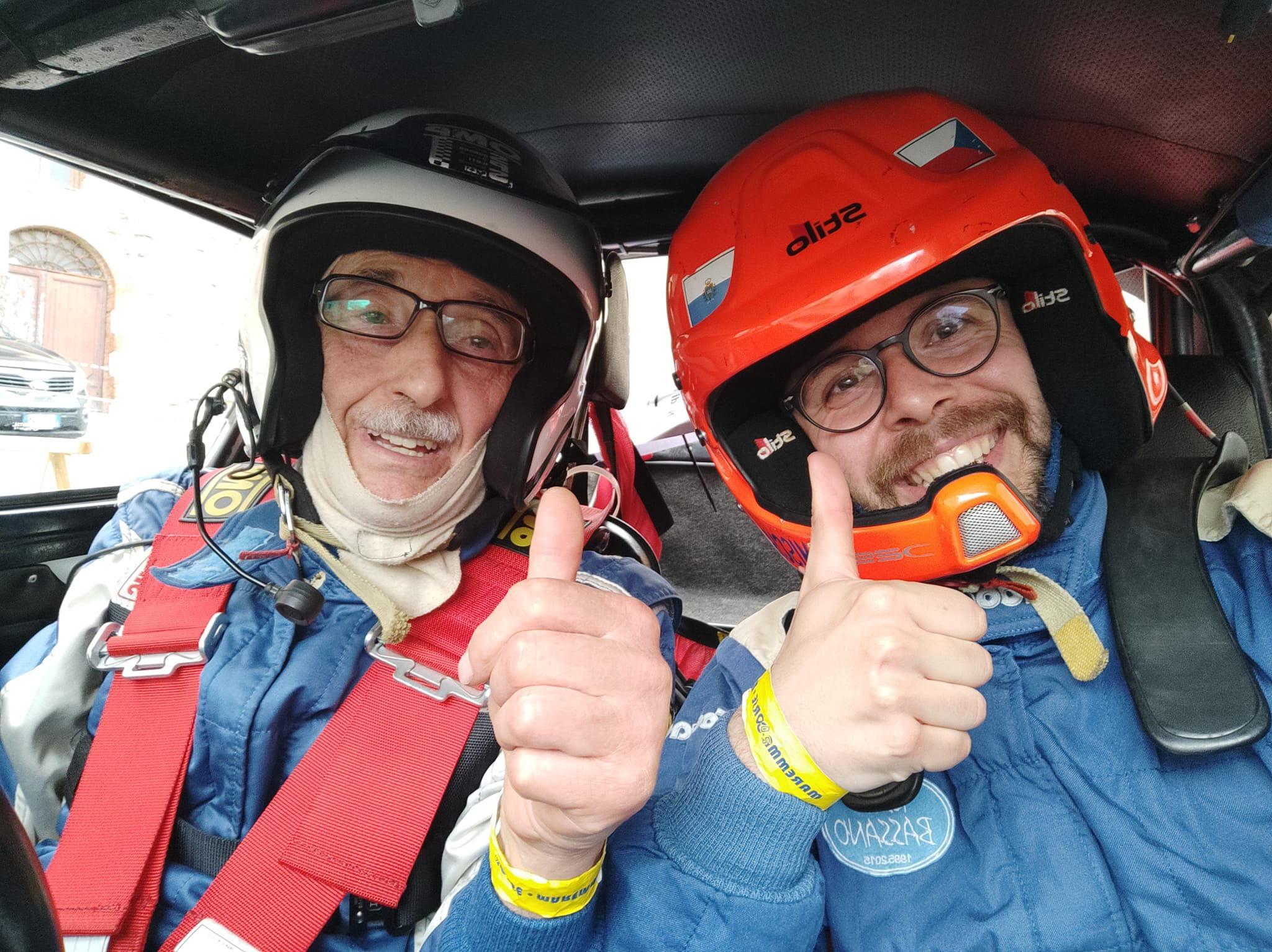 Ettore Falchetti nell’auto di gara insieme a Emanuele Mischi