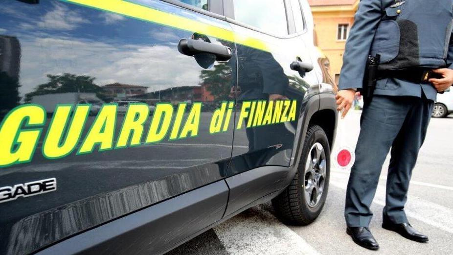 Giglio, la Finanza arriva in Comune. Gli accertamenti e i legami con la Concordia: cosa cercano le fiamme gialle