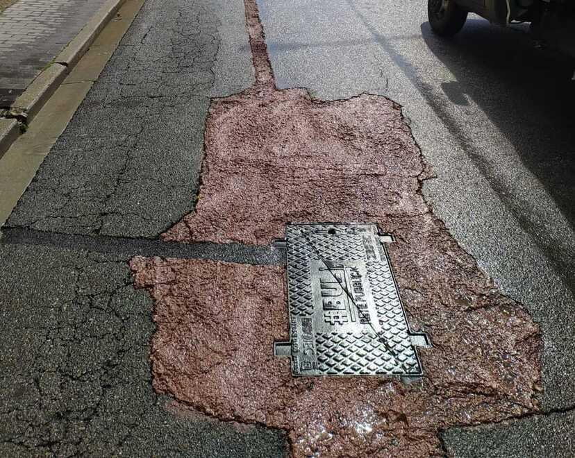 Strada di Santo Pietro Belvedere con gli evidenti segni dei cantieri per la fibra ottica