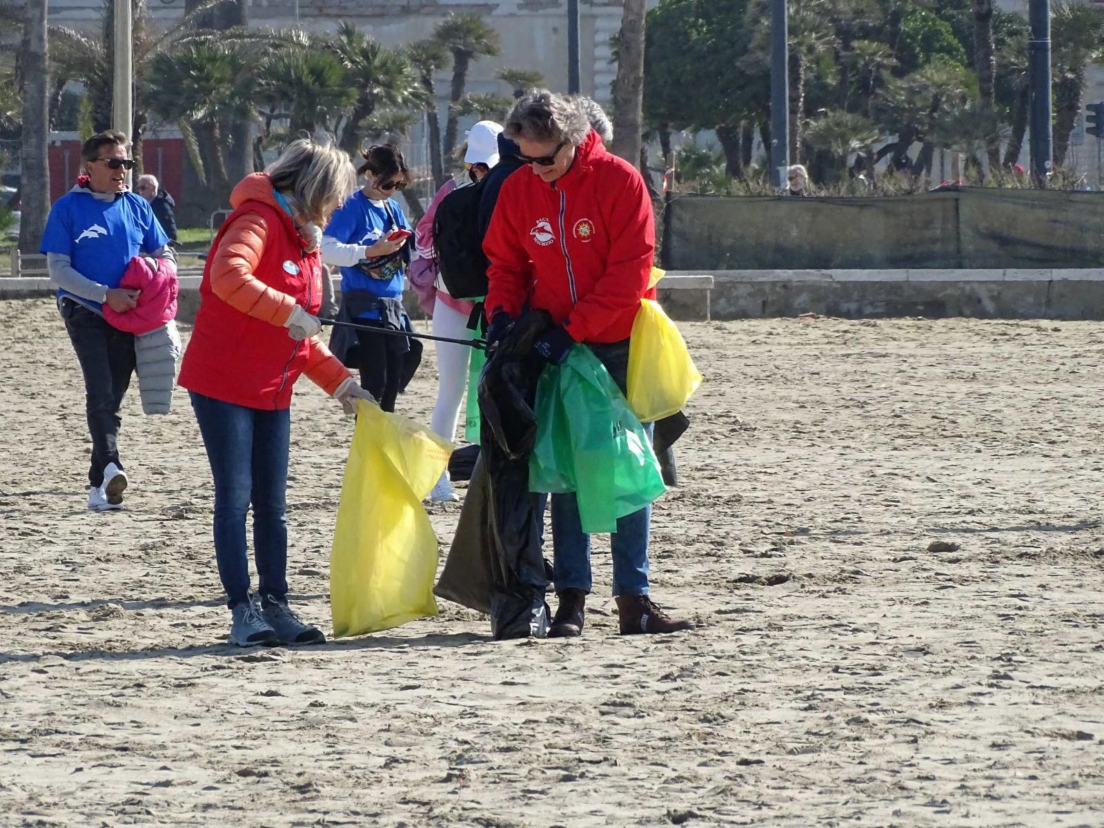 Viareggio, quattro quintali di rifiuti raccolti sulla spiaggia da piazza Mazzini al Molo