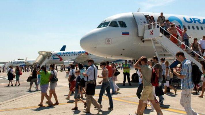 L'arrivo di turisti russi all'aeroporto diu Rimini nelle passate stagioni estive