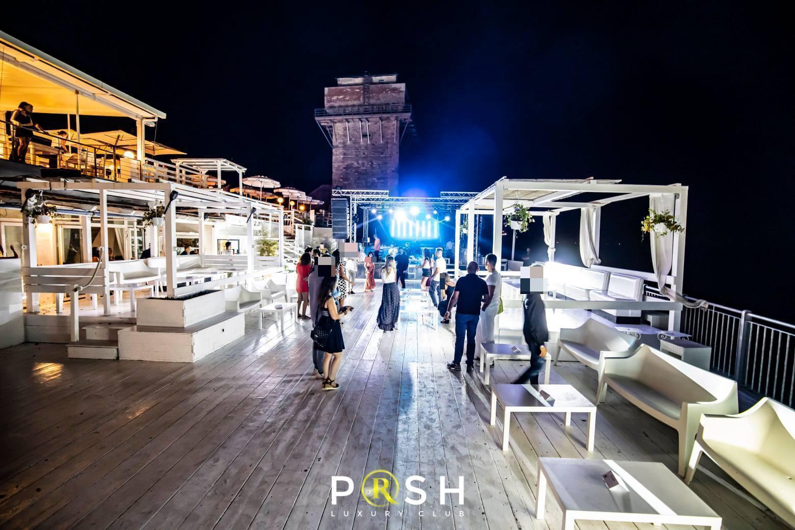 La terrazza della discoteca "Precisamente a Calafuria"