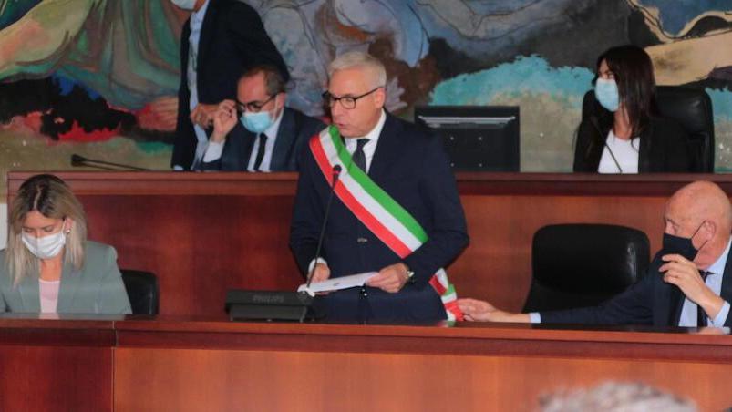 Il sindaco di Viareggio contro il presidente del Parco: «Parole lesive». Ma il Pd cerca di mediare, ecco perché