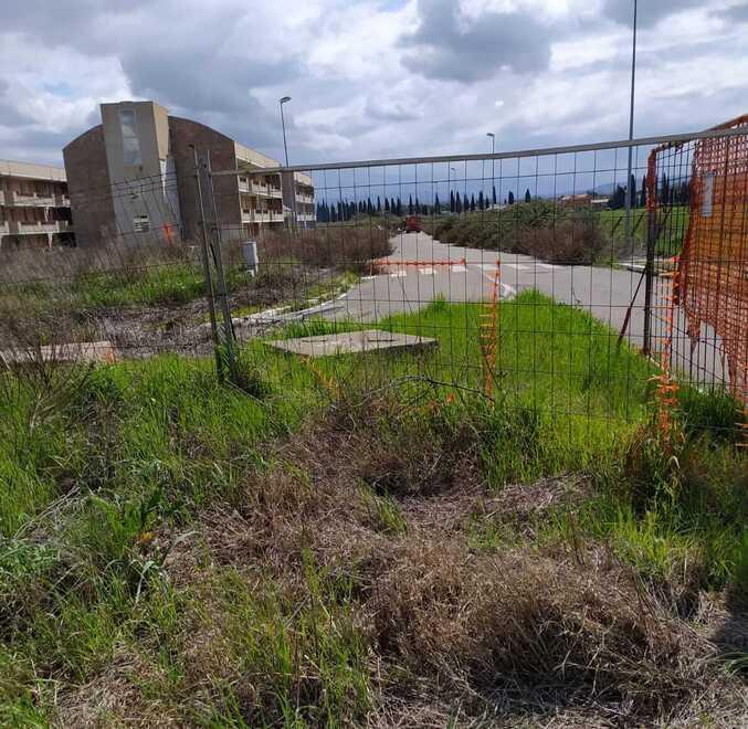 Il cantiere abbandonato di via Lago di Mezzano