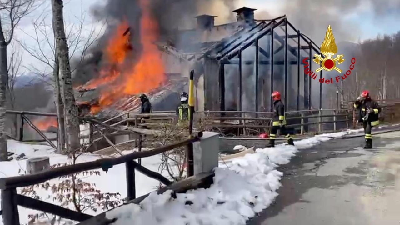 Casa vacanze a fuoco alla Doganaccia, intervenute quattro squadre di pompieri