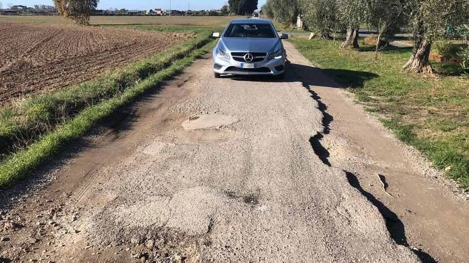 Danni all’auto per le buche ma il Comune non paga