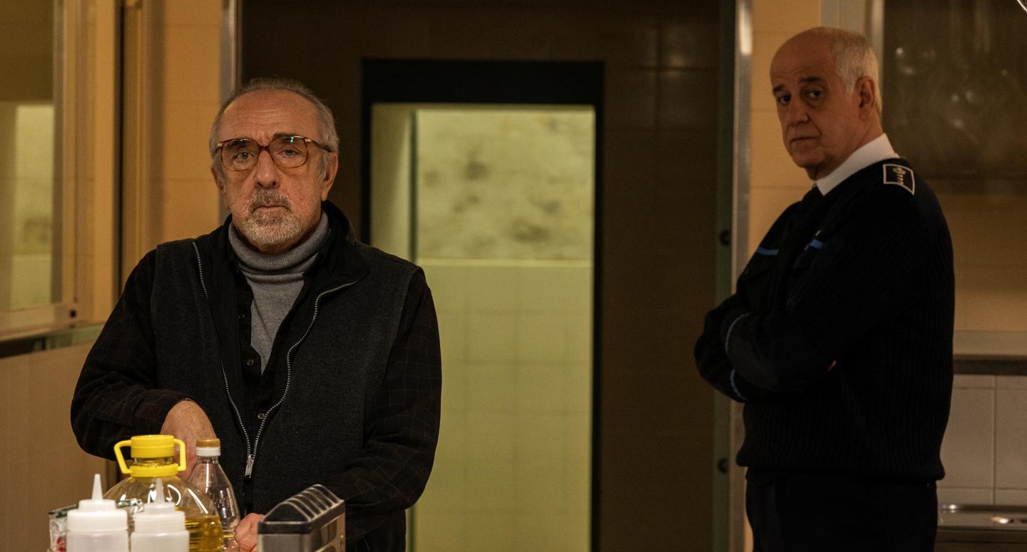 Silvio Orlando e Toni Servillo in una scena di "Ariaferma"