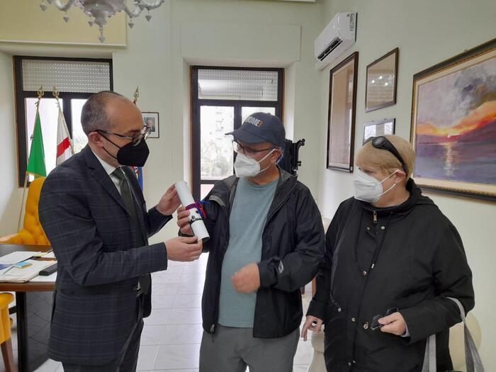 Il sindaco Truzzu con Roberto McKinnon, nato con il nome di Luciano Calabrò a Masainas